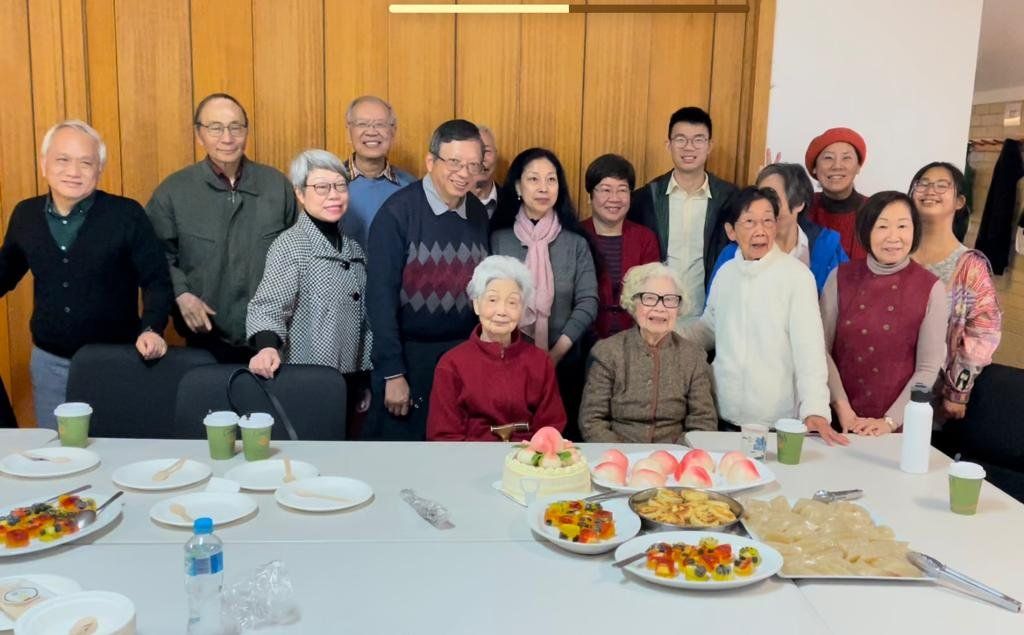教會弟兄姊妹午餐團契合照