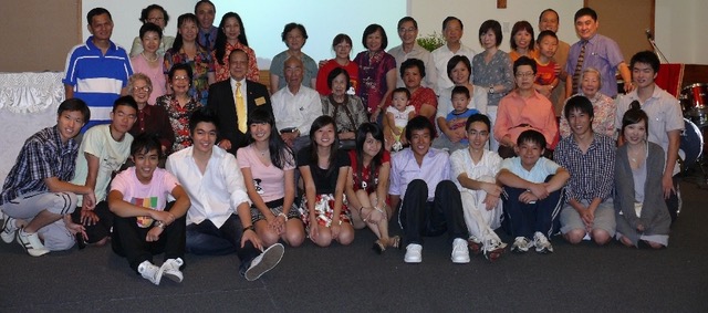 教會大家庭在十九週年慶典中合照,2010年